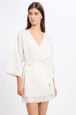 ETAM Bata kimono satinada con detalles de encaje CRUDO