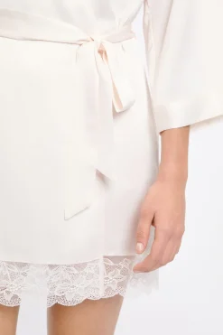 ETAM Bata kimono satinada con detalles de encaje CRUDO