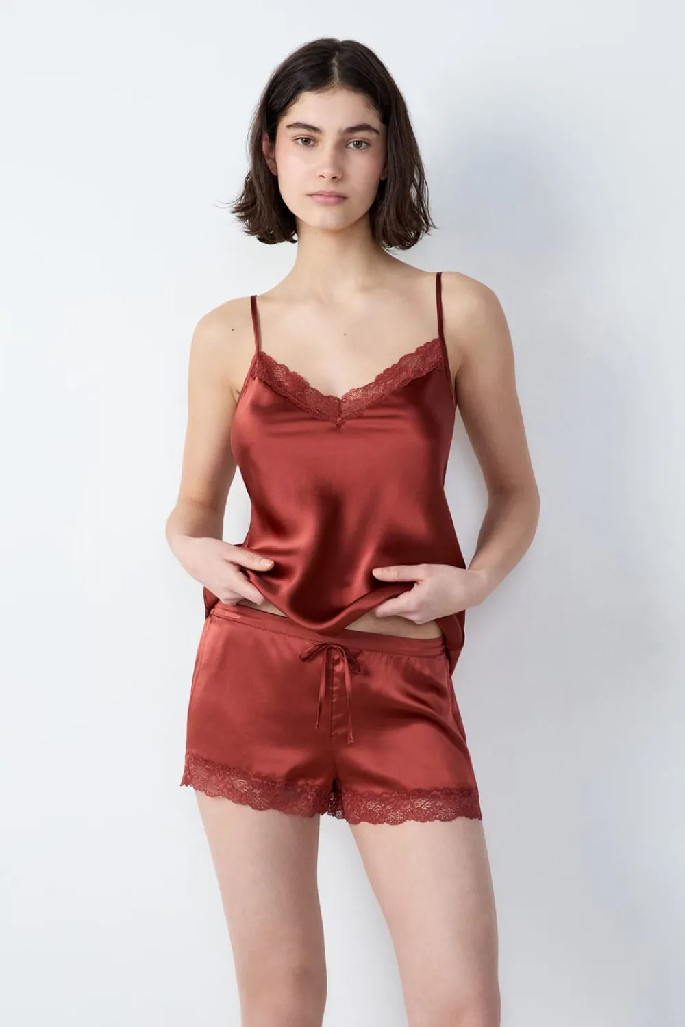 Outlet ETAM Pantalón corto de seda con detalle de encaje MARRÓN