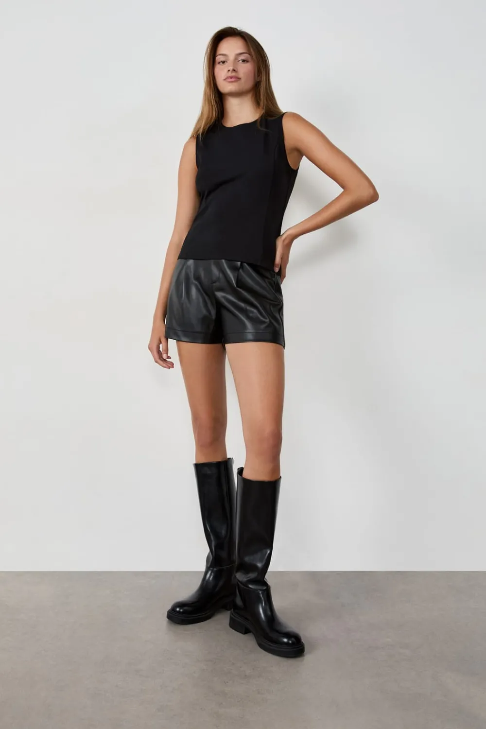 Outlet ETAM Pantalón corto efecto piel NEGRO