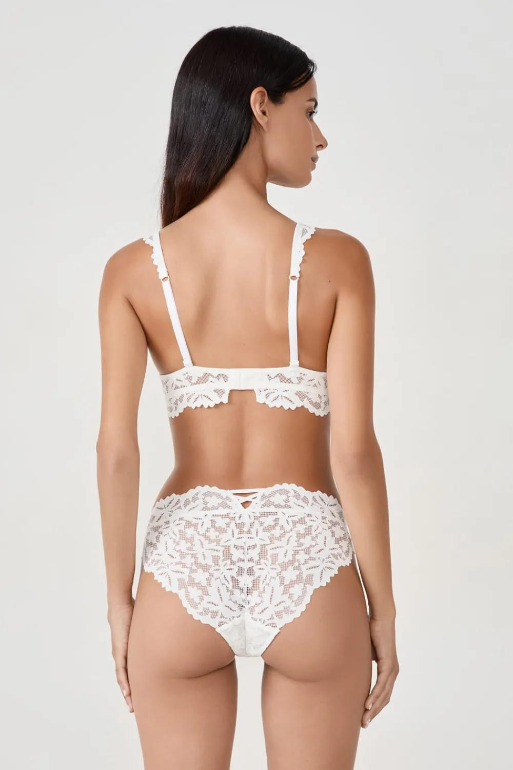 Outlet ETAM Sujetador Nº 2 - Push up escote pronunciado La modelo mide 1m74 y lleva una 90B.