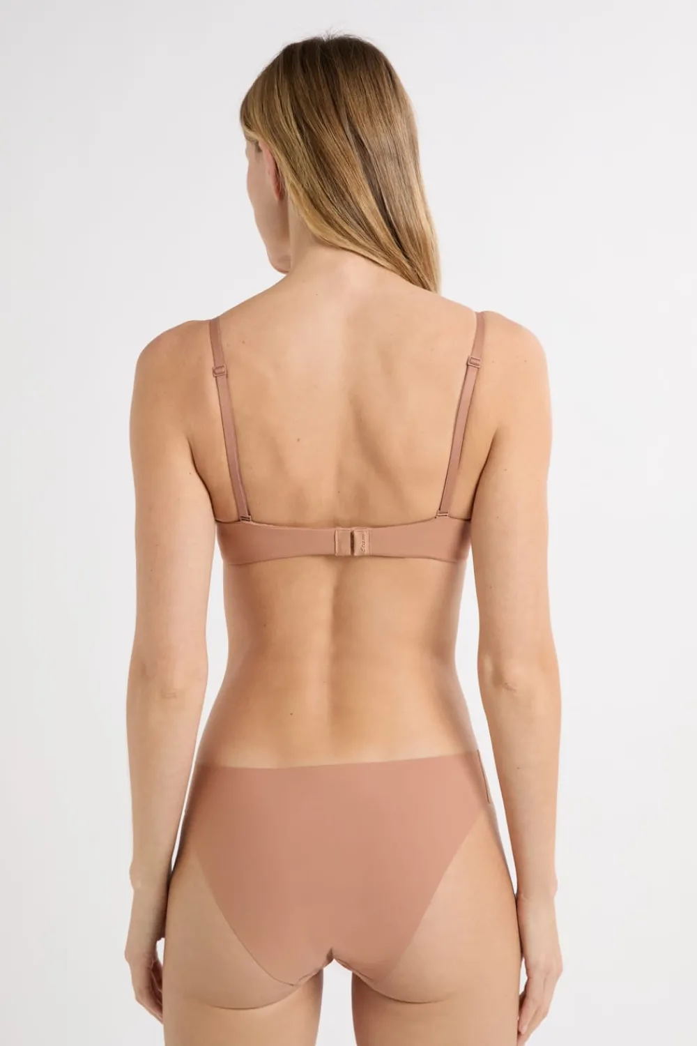 Best ETAM Sujetador Nº 2 - Push up escote pronunciado La modelo mide 1m74 y lleva una 90B.