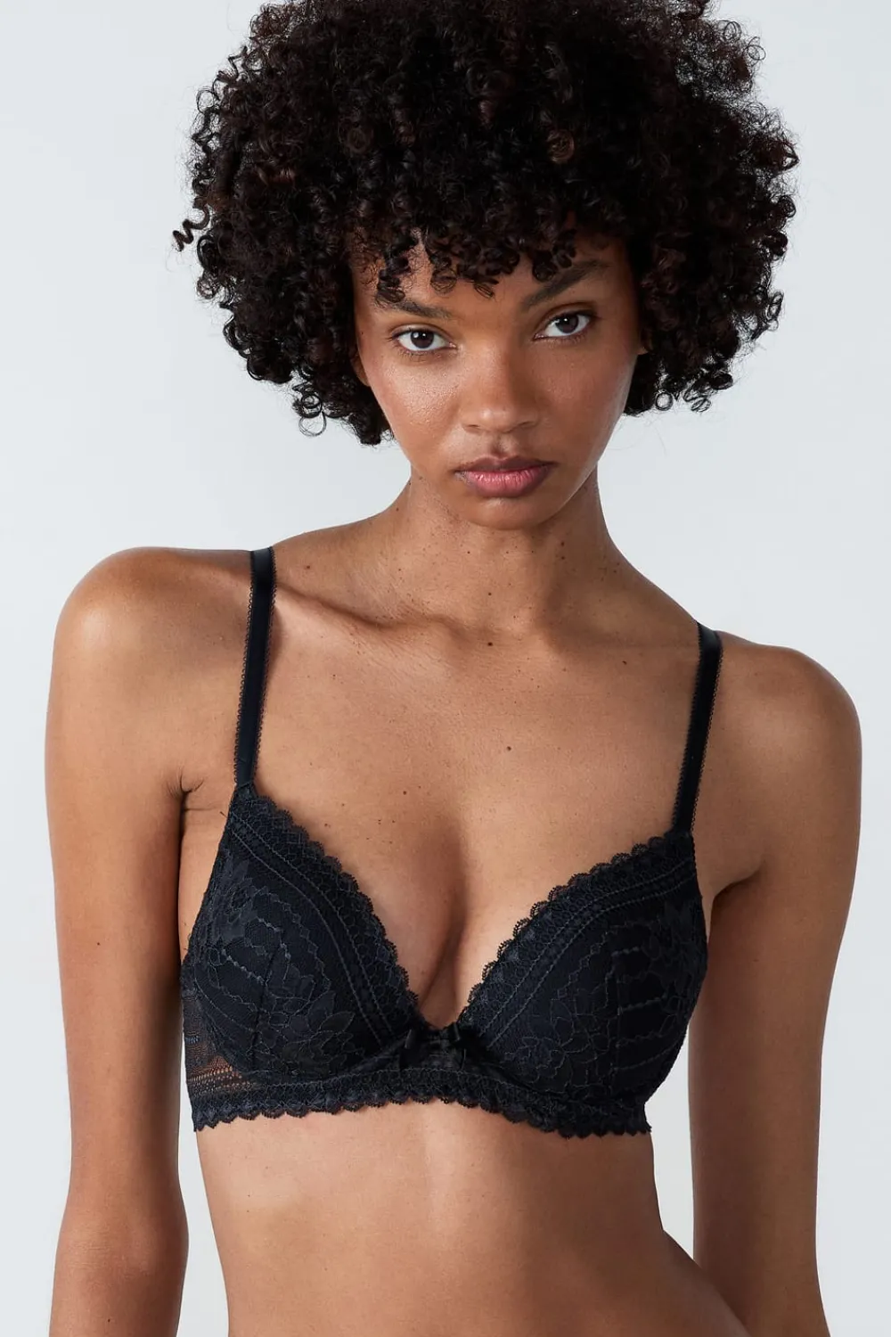 Outlet ETAM Sujetador Nº 2 - Push-up escote pronunciado La modelo mide 1m74 y lleva una 90B.