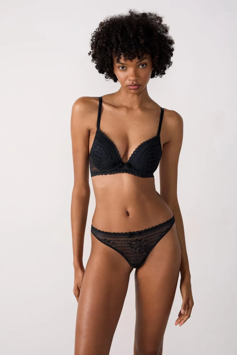 Outlet ETAM Sujetador Nº 2 - Push-up escote pronunciado La modelo mide 1m74 y lleva una 90B.