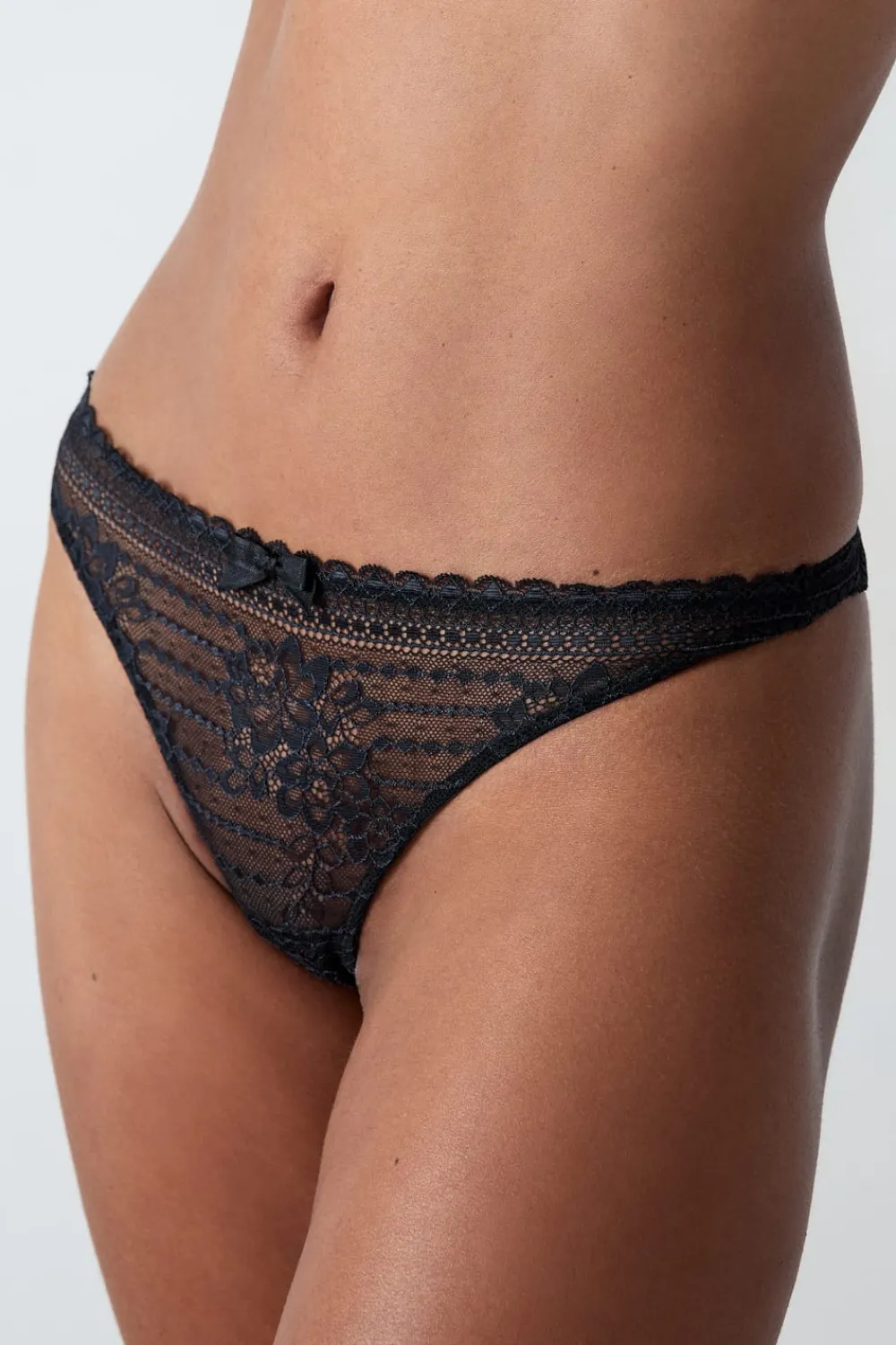Outlet ETAM Tanga de encaje NEGRO