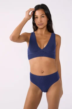 Outlet ETAM Top bikini triangular La modelo mide 1,68 m y lleva la talla &uacute;nica