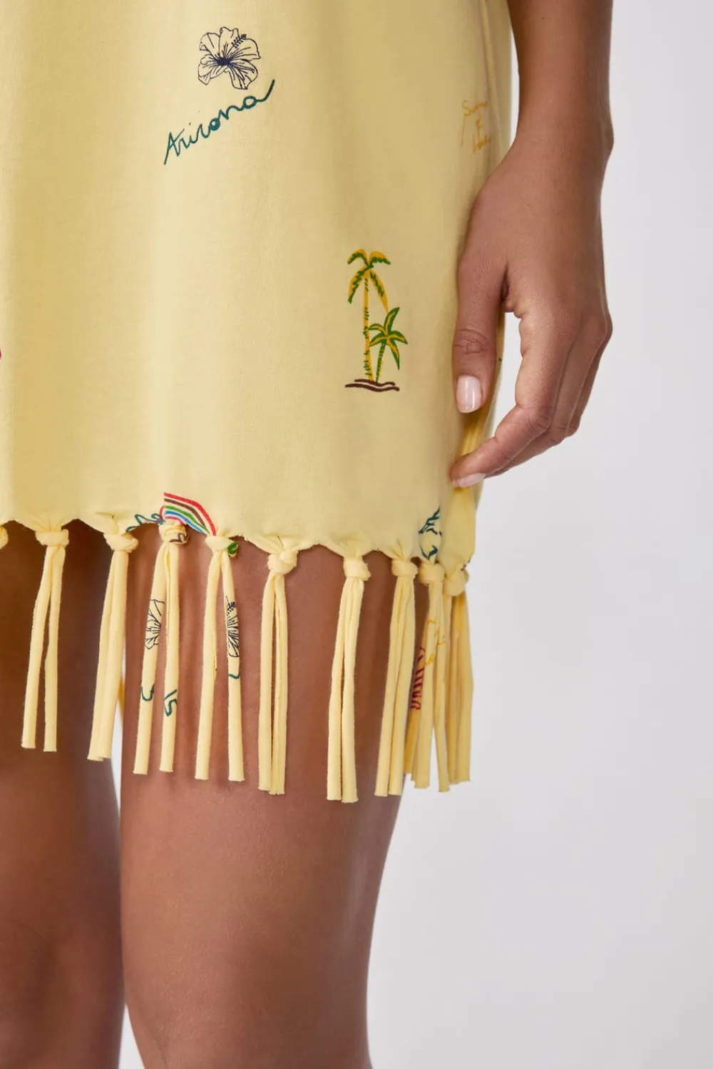 Clearance ETAM Vestido estilo camiseta estampado con flecos AMARILLO PÁLIDO